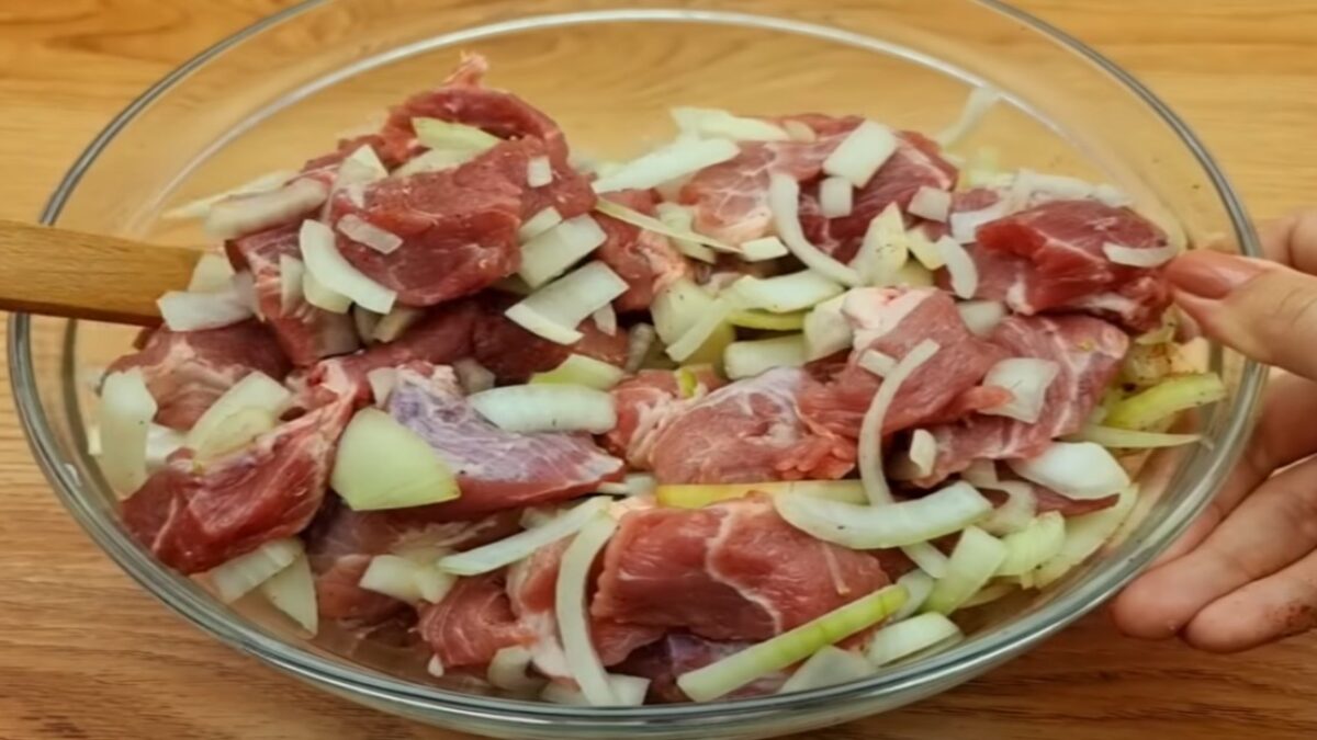 Skvelá bravčová krkovička, ktorá sa doslova hneď rozpadá na jazyku: Pečená dobrota, ktorá je u nás už vlastne aj víkendovým zvykom !