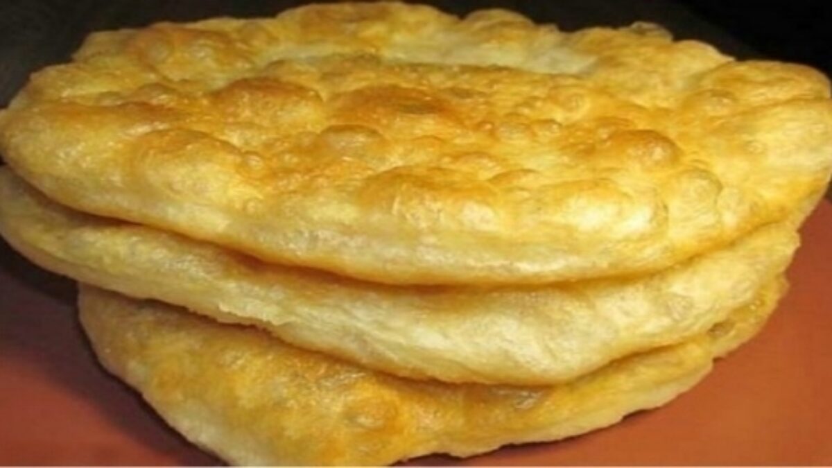 Skvelé langoše miestnej LENIVEJ GAZDINKY so syrom a kyslou smotanou sú veľmi báječné! Tajný, recept od strýka krčmára, ktorý sa vždy podarí na jednotku!