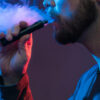 Tínedžer vykašliaval krv, lekári potvrdili nadmerný vaping 