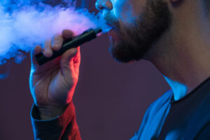 Tínedžer vykašliaval krv, lekári potvrdili nadmerný vaping 