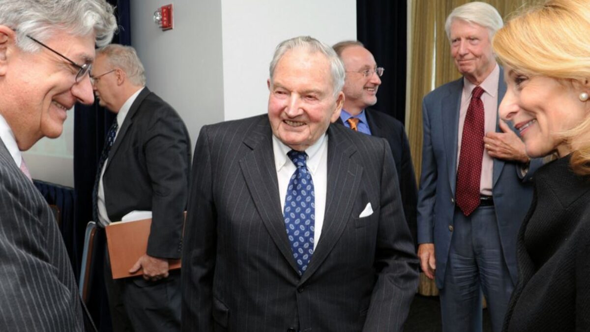David Rockefeller bol v Epsteinovej čiernej knihe. Epstein pôsobil v správnej rade Rockefellerovej nadácie. Rockefeller a Epstein pôsobili v Trilaterálnej komisii.