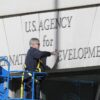 Všetci zamestnanci Americkej agentúry pre medzinárodný rozvoj (USAID) budú prepu...