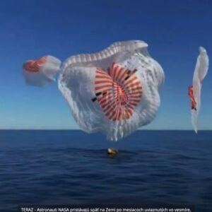 Astronauti NASA pristávajú späť na Zemi po mesiacoch uviaznutých vo vesmíre.