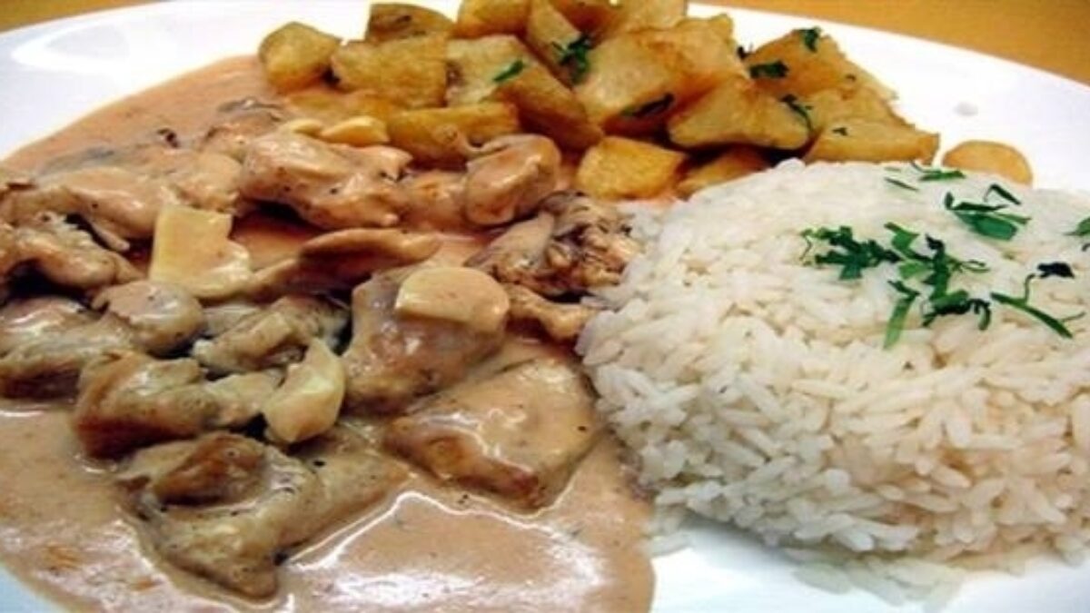 Lahodná hovädzia sviečková s cibuľou, nakladanou uhorkou a šampiňónmi: Toto je veľmi prudko návykový recept!