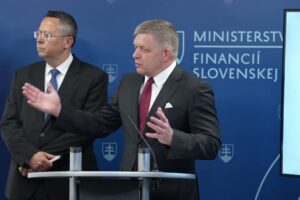 TK predsedu vlády SR R. Fica a ministra financií L. Kamenického po rokovaní na M...