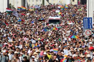 Opozičné strany v Maďarsku využívajú veľkú účasť na Budapeštianskom Pride na pod...