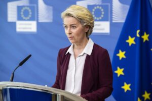 Euractiv: 74 poslancov podporilo návrh na vyslovenie nedôvery Ursule von der Ley...