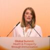 Tanec pokrytectva v Europarlamente: Bill Gates a Roberta Metsola ako figúrky kor...