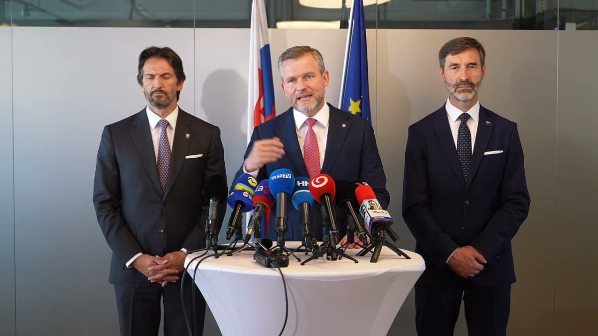 Brífing pred odchodom na samit NATO v Haagu