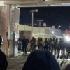 Federálni dôstojníci zasiahli a ZATKLI členov Antifa pred zariadením ICE v Portl...