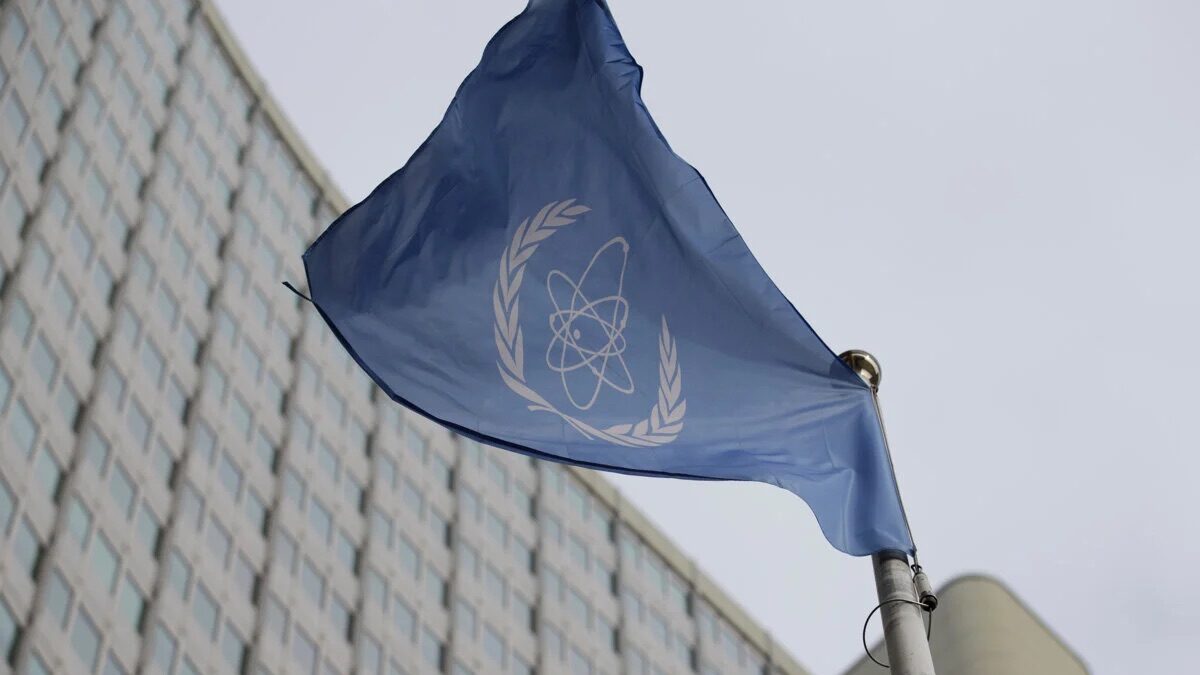 Irán pozastaví všetky monitorovacie činnosti Medzinárodnej agentúry pre atómovú energiu (MAAE), ktoré presahujú rámec dohody o zárukách, uviedol iránsky poslanec Ebrahim Azizi