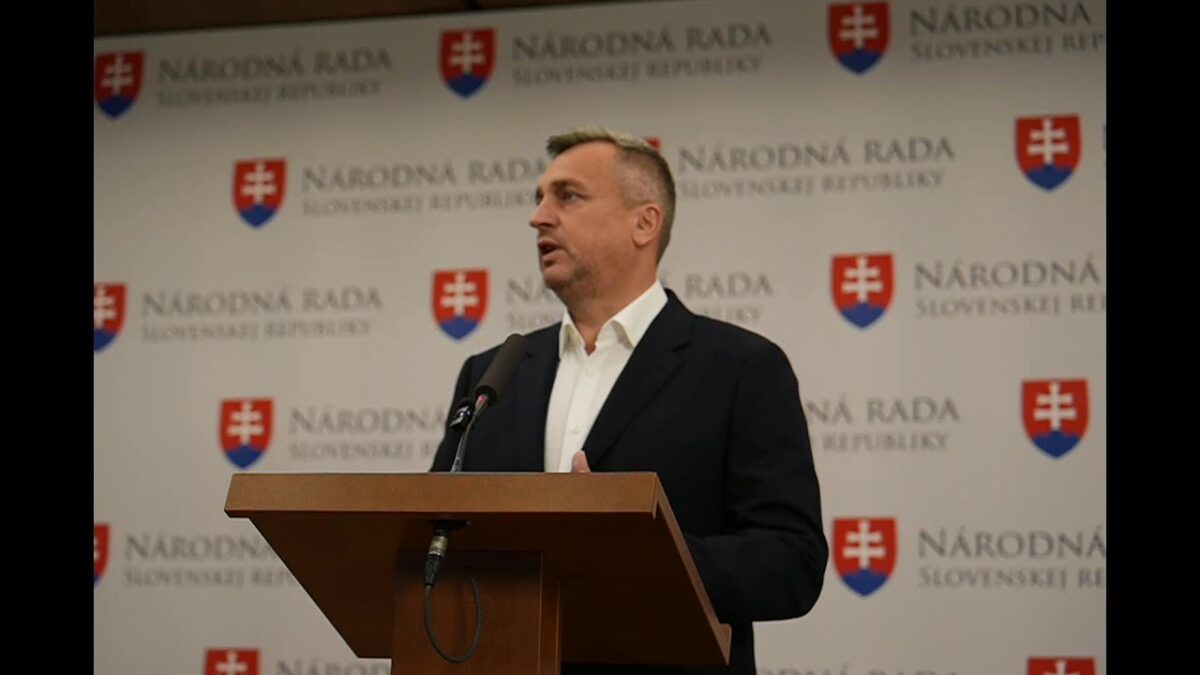 TB predsedu SNS k protiruským sankciám a o zmene ústavy