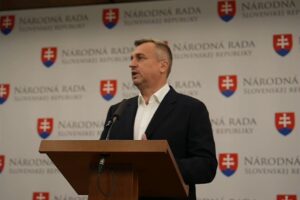 TB predsedu SNS k protiruským sankciám a o zmene ústavy