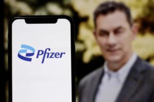 Ursula von der Leyen a generálny riaditeľ spoločnosti Pfizer Bourla boli v Talia...