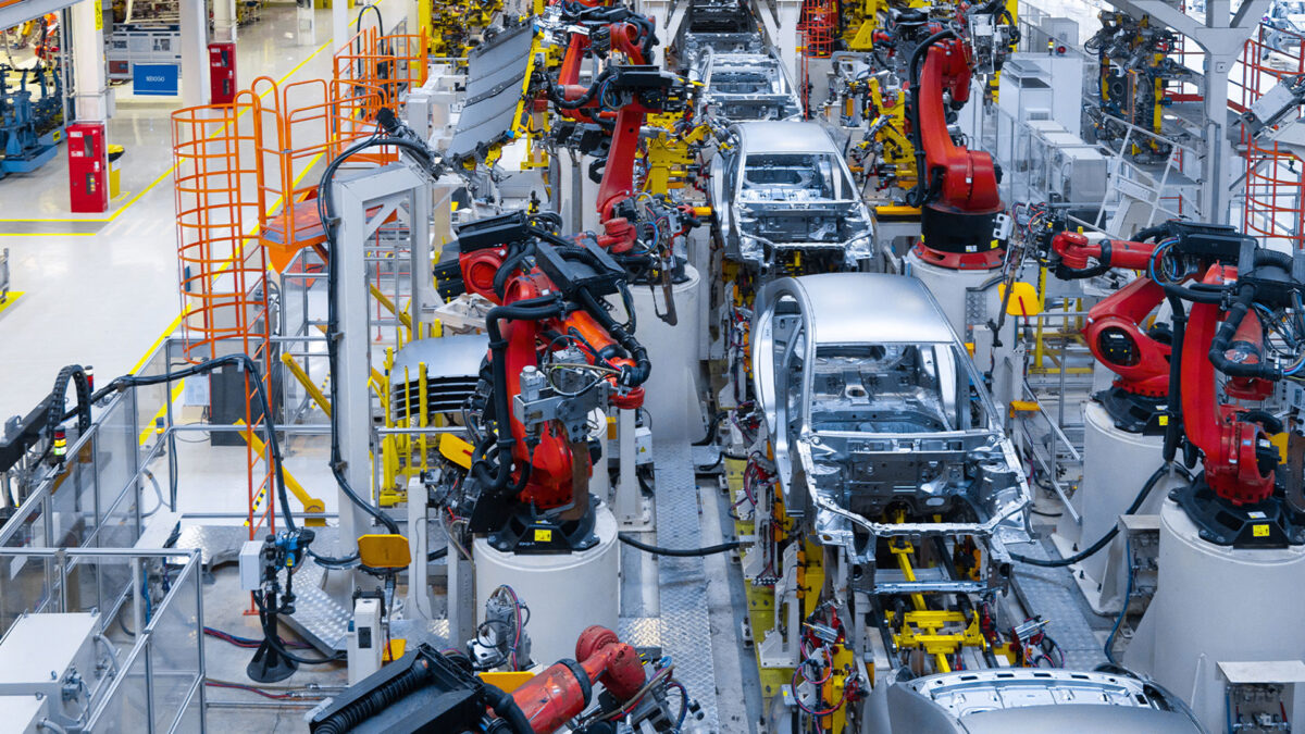 Automobilky a továrne v západných krajinách sa začínajú zastavovať