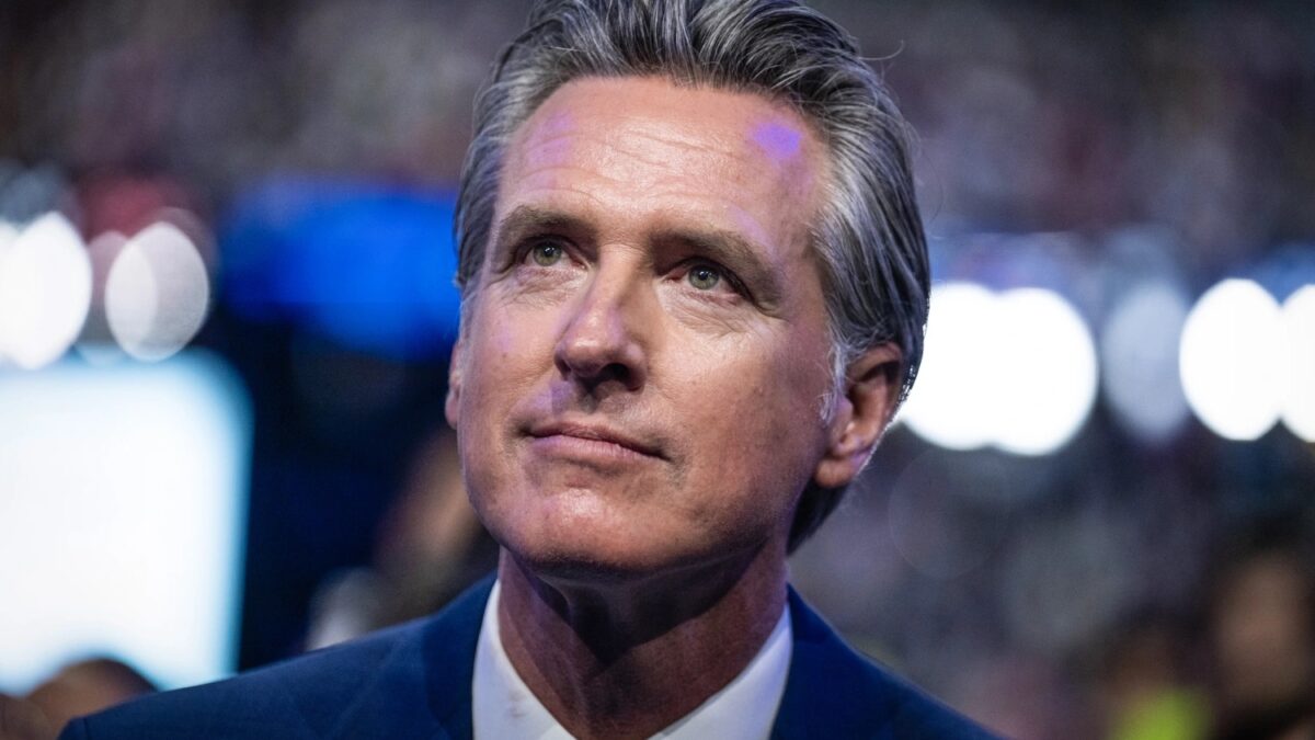 Kalifornský guvernér Gavin Newsom otvorene vyzval Toma Homana a prezidenta Trumpa, aby ho prišli zatknúť.