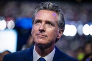 Kalifornský guvernér Gavin Newsom otvorene vyzval Toma Homana a prezidenta Trump...