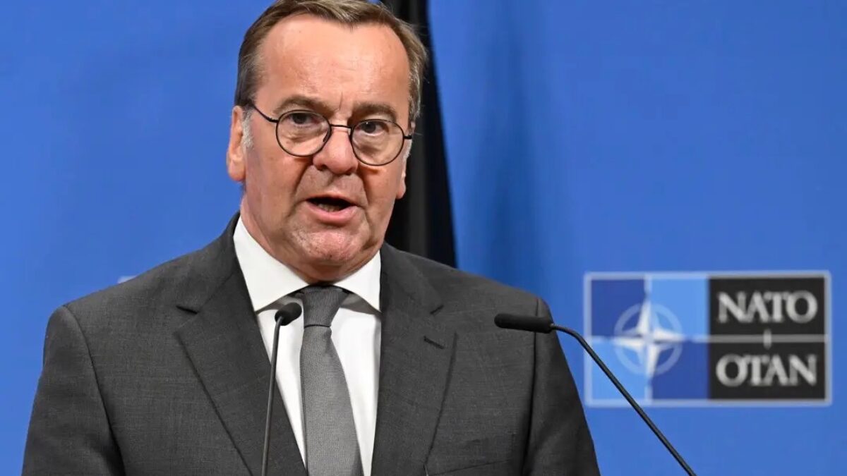 Podľa ministra obrany Pistoriusa potrebuje Bundeswehr až 60 000 nových vojakov