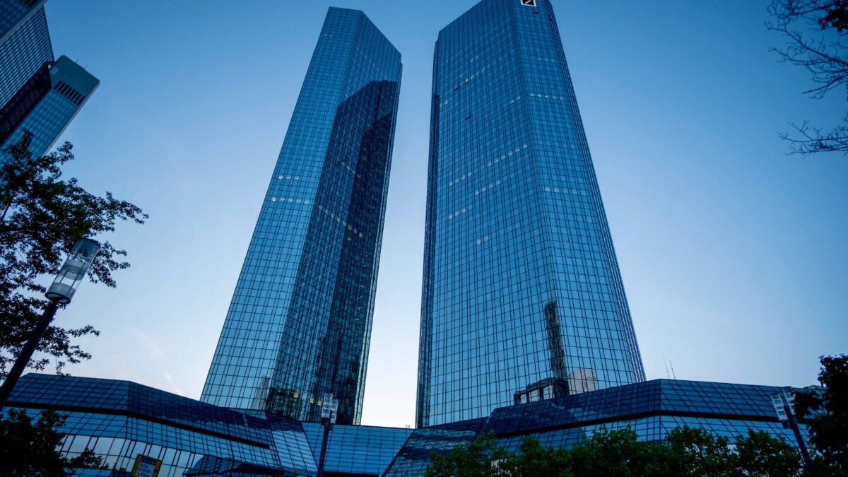 Deutsche Bank zintenzívňuje angažovanosť v kryptomenách.