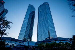Deutsche Bank zintenzívňuje angažovanosť v kryptomenách.
