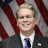 Scott Bessent pripúšťa, že Trump práve vytvoril „zadné dvierka na privatizáciu s...