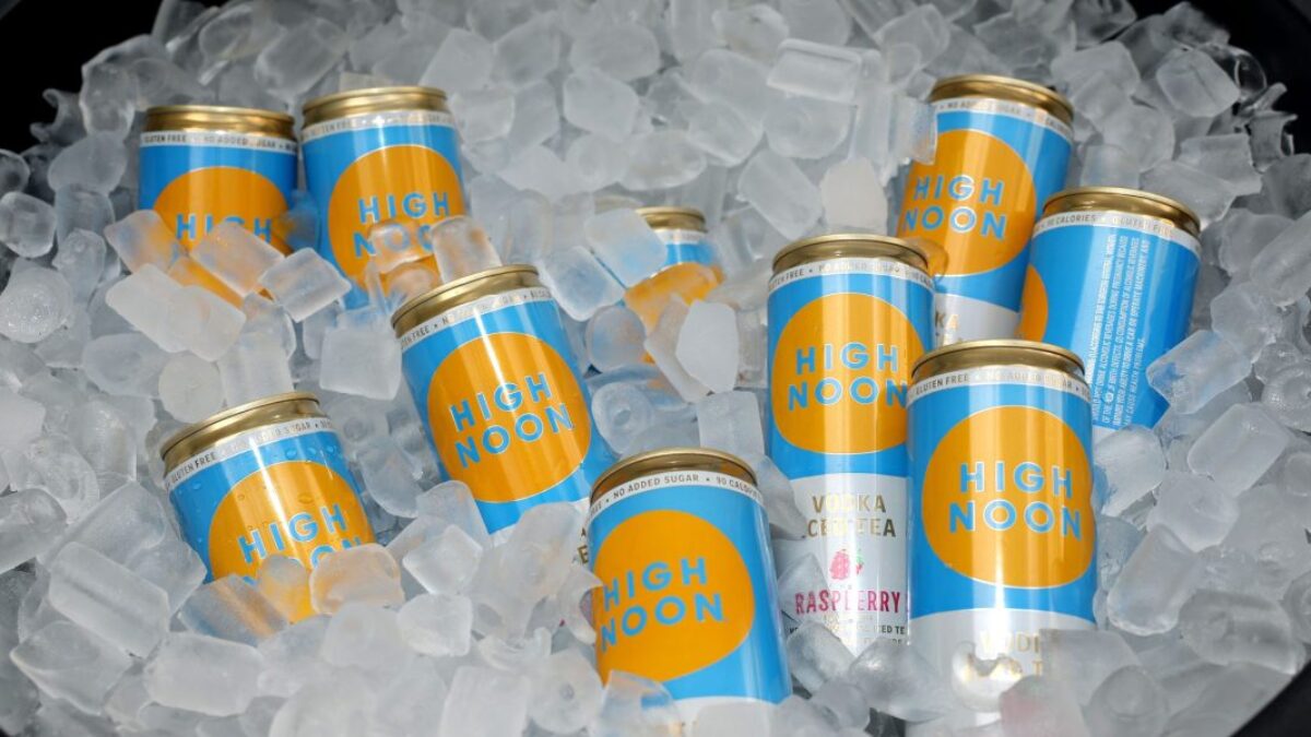 Pre zabránenie „neúmyselnému požitiu alkoholu“ spoločnosť High Noon sťahuje z trhu vodka seltzery nesprávne označené ako energetické nápoje Celsius.