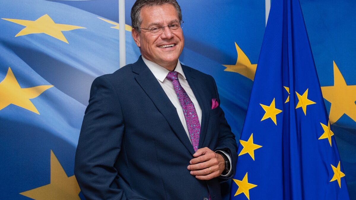 Slovenská národna strana požiada predsedu vlády Slovenskej republiky, aby sa obrátil na európskeho komisára, ktorého navrhla slovenská vláda, Maroša Šefčoviča, a vyzval ho na vzdanie sa funkcie