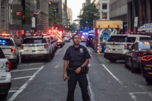 Masová streľba v centrálnej obchodnej štvrti otriasa Manhattanom, najmenej štyri...