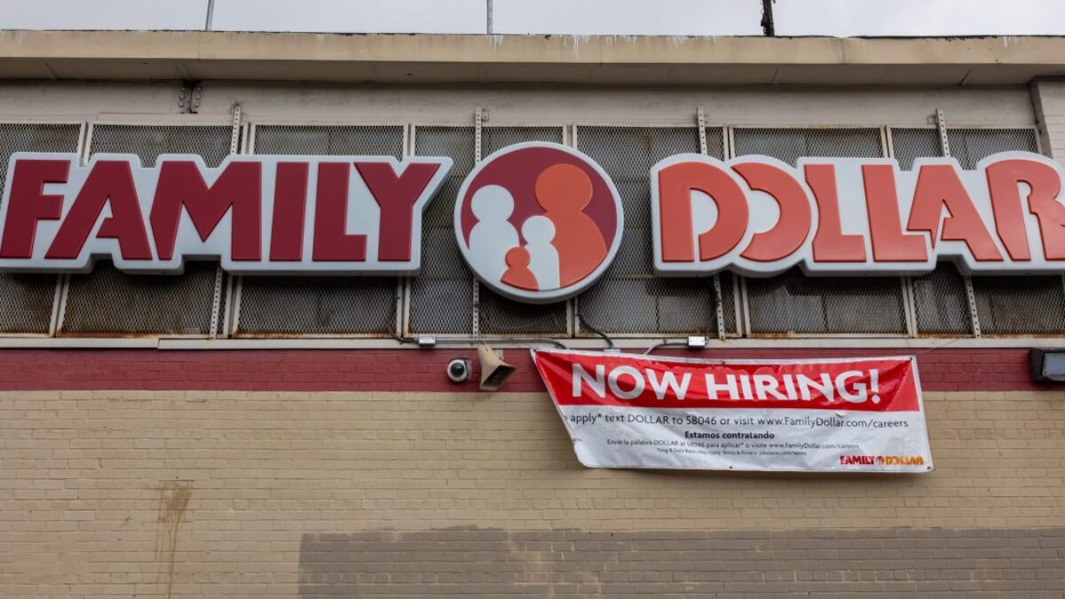 Strecha obchodu Family Dollar sa zrútila a zabila 68-ročného muža dva dni po tom, čo niekto nahlásil, že sa budova „pomaly nakláňa“.