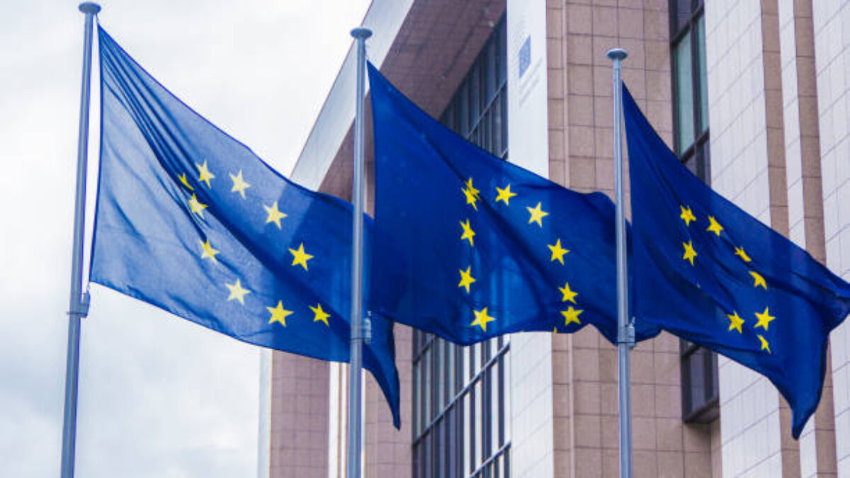 Euro stabilné po tom, čo ECB ponechala sadzby bez zmeny, Lagarde signalizuje spokojnosť so súčasným nastavením.