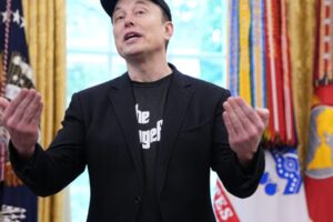 Elon Musk tvrdí, že Tesla začne budúci rok pridávať do svojej robotaxí siete voz...