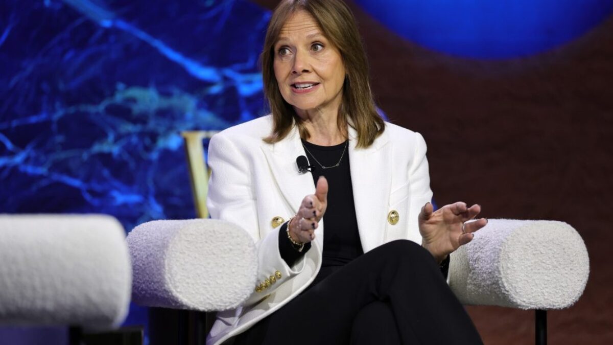 Ostrá výzva od Morgan Stanley adresovaná generálnej riaditeľke GM, Mary Barra: „Ako očakáva GM, že bude so svojimi elektromobilmi zisková, keď ani spoločnosti ako Tesla to zjavne nedokážu?“