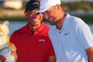 Štatistika Scottieho Schefflera a Tigera Woodsa na turnaji Open Championship je ...
