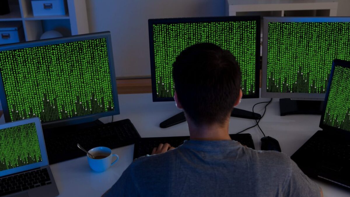 Američan, ktorý pomáhal severokórejským IT pracovníkom zarobiť 17,1 milióna dolárov, čelí rozsudku v prípade podvodu na stovkách spoločností z rebríčka Fortune 500.