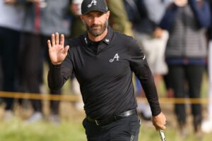 Open Championship 2025: Dustin Johnson s úžasným birdiem na 18. jamke v piatok.