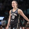 Sabrina Ionescu má slabšiu sezónu, ale zvláda to.