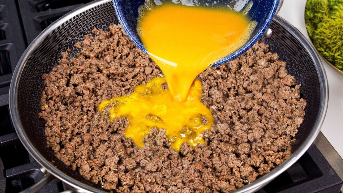 Len pár ingrediencií! Stačí pridať vajíčka do mletého mäsa. Je to tak chutné! Jednoduché raňajky alebo večera.