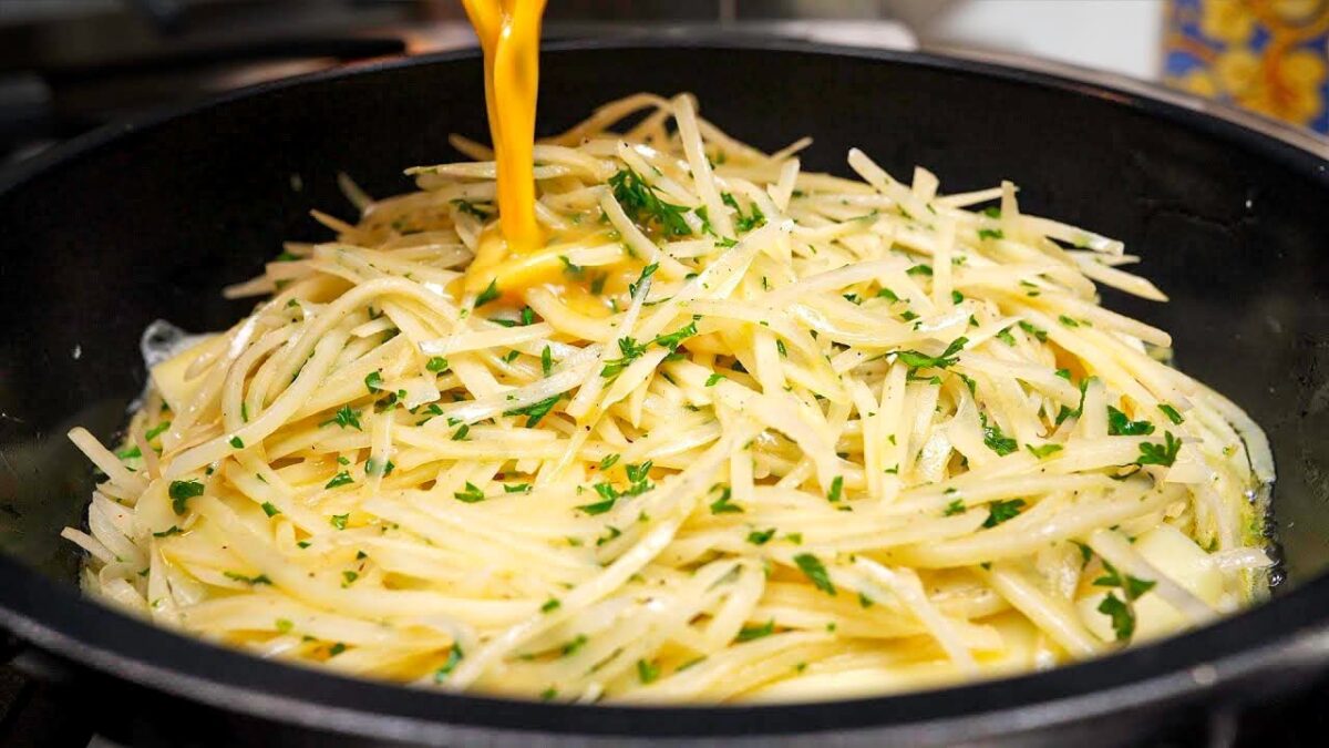 Zemiaky s vajíčkami! Len pár základných ingrediencií! Jednoduchý, rýchly a veľmi chutný recept na raňajky!