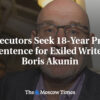 Prokurátori pre exilového spisovateľa Borisa Akunina požadujú 18-ročný trest odň...