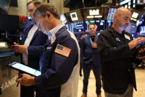 Akciový trh dnes: Dow futures klesajú, kým Trump presadzuje clá a tlačí na Powel...