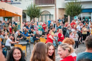 Mesto Topoľčany: JEDNO NÁMESTIE, VEČER, MESTO