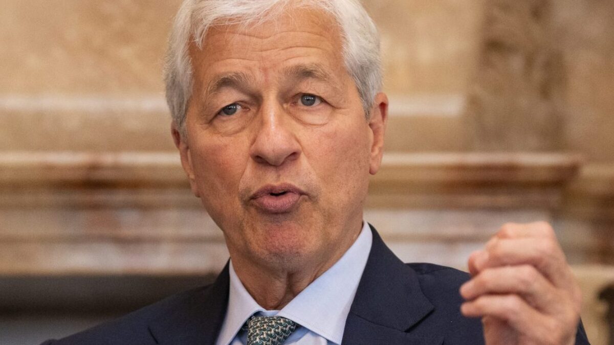 Jamie Dimon sa odlúčil od ‚idiotov‘ v Demokratickej strane, pričom povedal, že ‚majú veľké srdcia a malé mozgy‘.