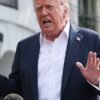 Trhy kolísajú po tom, čo Trump pohrozil Kanade 35% colami kvôli údajnému „...