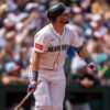 Closeup Cala Raleigha od YES Network počas Yankees-Mariners