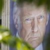 Trump trvá na termíne ciel 1. augusta, kým akcie naďalej klesajú