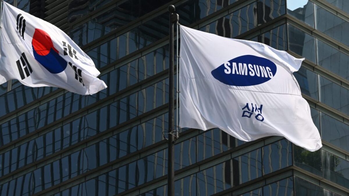Samsung predpokladá 56%-ný prepad prevádzkového zisku, pričom obviňuje z amerických obmedzení čipov pre Čínu.