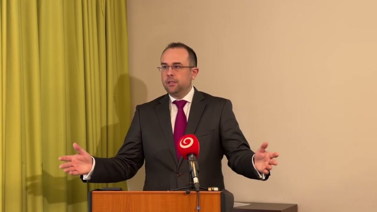 Štátny tajomník R. Chovanec na tlačovej besede projektu „Za Tatry a za Dunaj“ počas konferencie EPPP