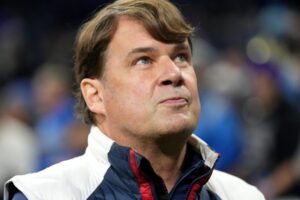 Šéf Fordu Jim Farley varuje, že AI zlikviduje polovicu pracovných miest pre biel...
