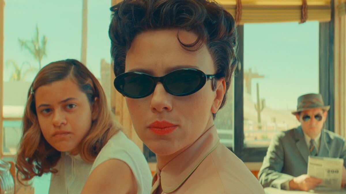 Pred Jurassic World Rebirth vynikali Scarlett Johansson a Rupert Friend v jednom z najlepších nedávnych filmov Wesa Andersona.