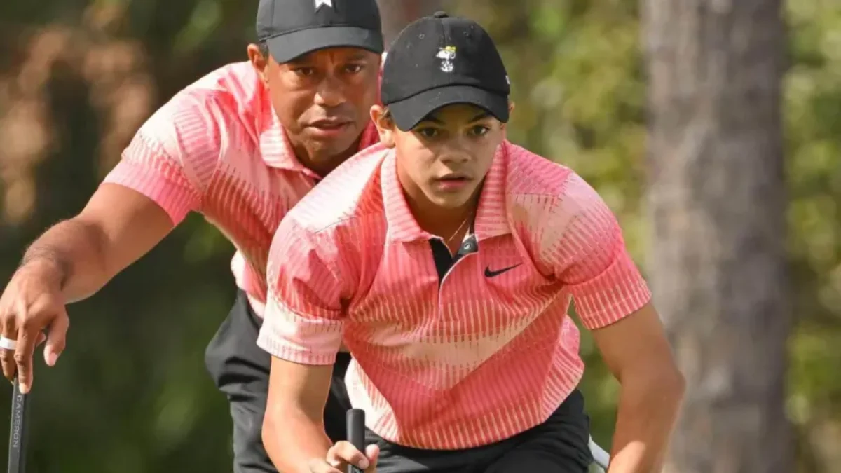 Tiger Woods podporuje syna Charlieho počas jeho výnimočného juniorského vystúpenia.
